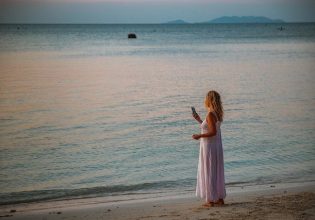 Κινητά: Συστάσεις στους καταναλωτές για τις καλοκαιρινές διακοπές – Τι να προσέξουμε σε σχέση με το ίντερνετ και τη συσκευή