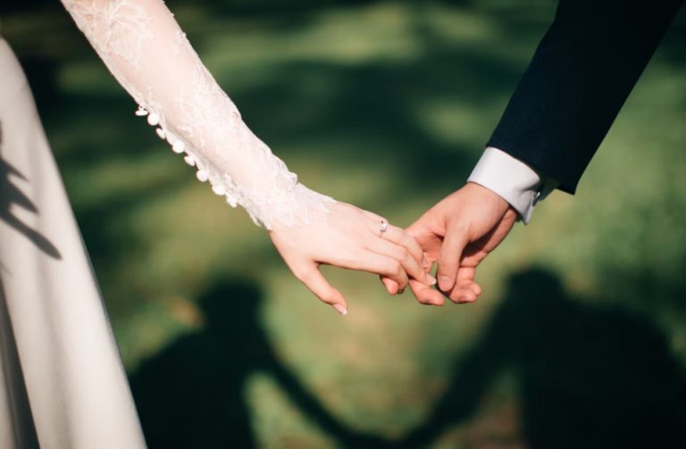 Το υπ. Yγείας της Κύπρου έβγαλε συστάσεις για τον κοροναϊό σε κουμπάρους, πεθερικά και… καλεσμένους