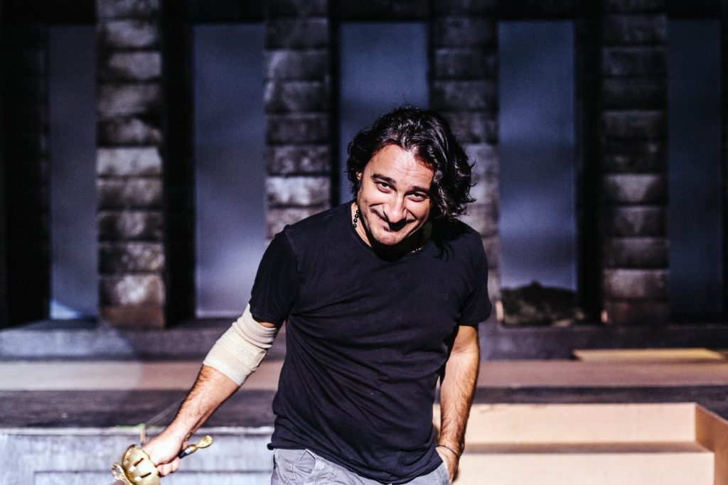 «Επιστρέφω διαρκώς στο παιδί που ονειρευόταν να γίνει ηθοποιός»