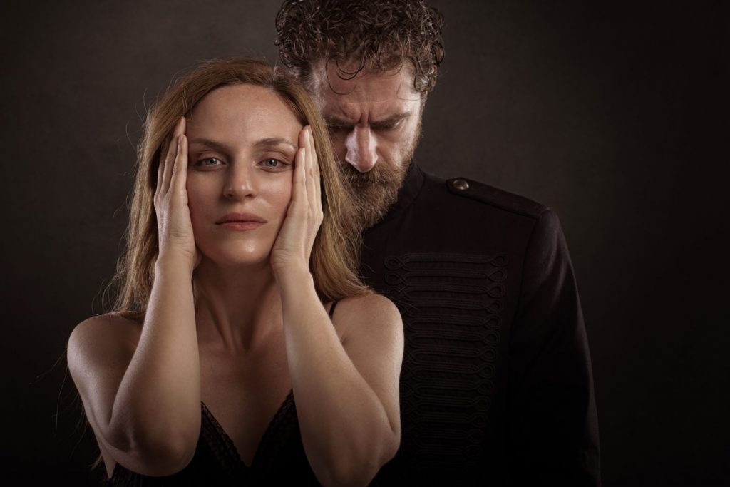 Ο Δήμητρης Λάλος στην παράσταση «Άλκηστις» του Ευριπίδη – Τον σκηνοθετεί η γυναίκα του