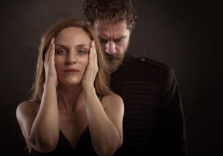 Ο Δήμητρης Λάλος στην παράσταση «Άλκηστις» του Ευριπίδη – Τον σκηνοθετεί η γυναίκα του