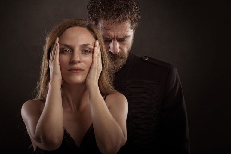 Ο Δήμητρης Λάλος στην παράσταση «Άλκηστις» του Ευριπίδη – Τον σκηνοθετεί η γυναίκα του