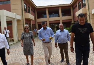 Η Υφυπουργός Παιδείας Ζέττα Μακρή ξεναγήθηκε στο νέο Ειδικό Γυμνάσιο Φυλής