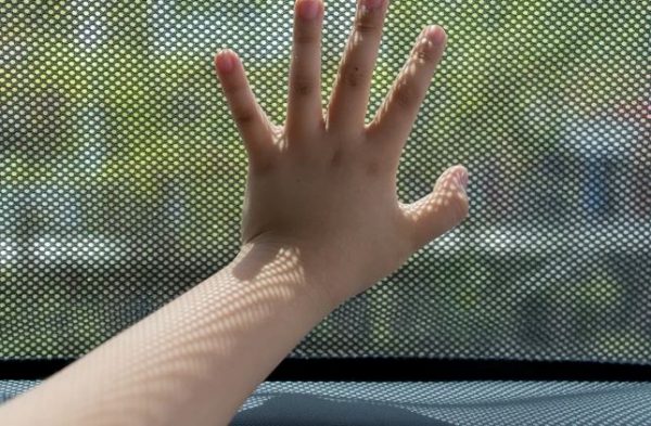 Σέρρες: Κλείδωσαν τα παιδιά στο αυτοκίνητο και πήγαν για σουβλάκια