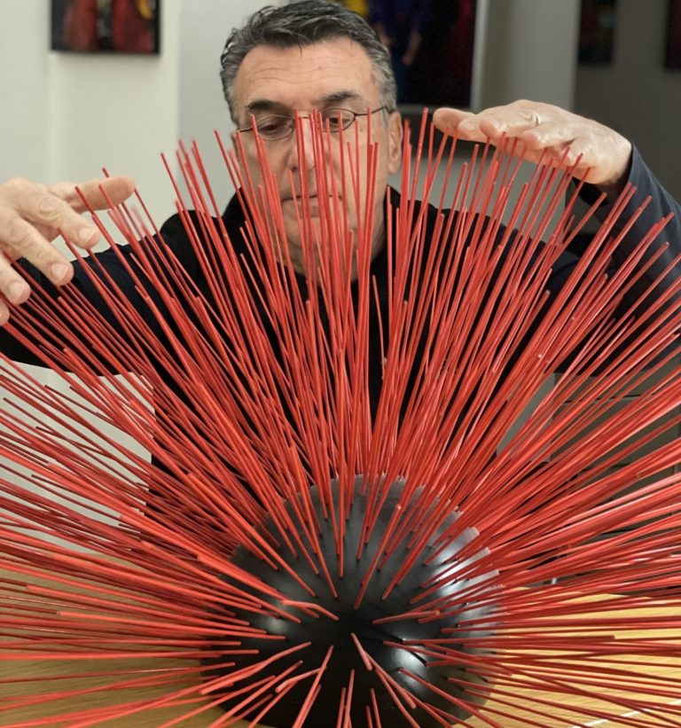 Ο διεθνώς καταξιωμένος ζωγράφος και γλύπτης Κωστής Γεωργίου επιστρέφει στην Αθήνα