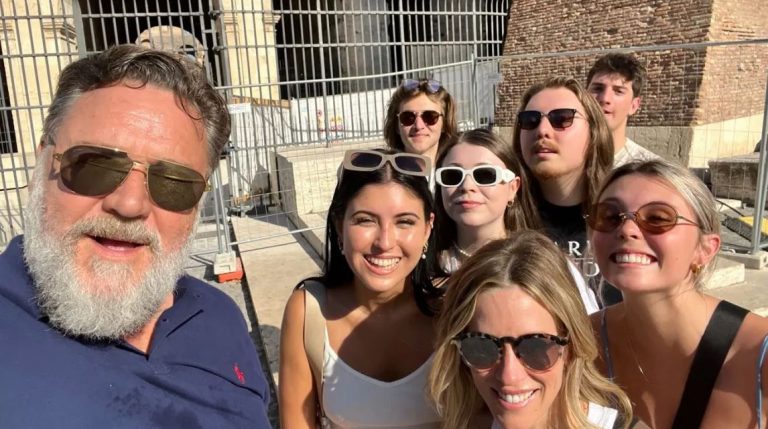 Ράσελ Κρόου: Ο «Μονομάχος» ξανά στο Κολοσσαίο – Η επίσκεψη με τα παιδιά του στο «παλιό του γραφείο»