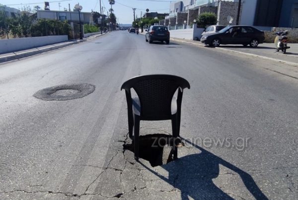 Χανιά: Εβαλαν καρέκλα στη μέση του δρόμου για να μην πέσουν οι οδηγοί σε… τρύπα