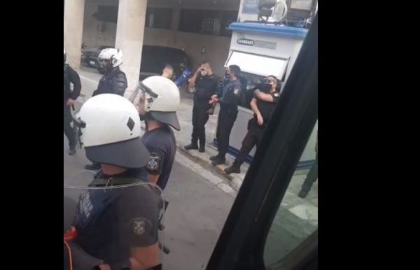 Υγειονομικοί: Προσαγωγές έξω από το σπίτι του Πρωθυπουργού