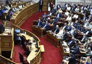 Βουλή: «Σφαγή» στην Ολομέλεια, «πηγαδάκια» σε εξαιρετικό κλίμα στο καφενείο [φωτό]