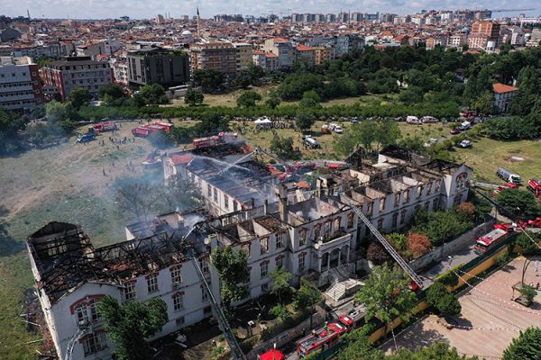 Μπαλουκλί: Νέες εικόνες από τη μάχη των πυροσβεστών να σώσουν το νοσοκομείο στην Κωνσταντινούπολη