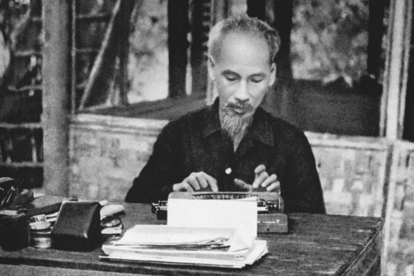 Άγαλμα του Χο Τσι Μινχ στην Έδεσσα; Εύγε