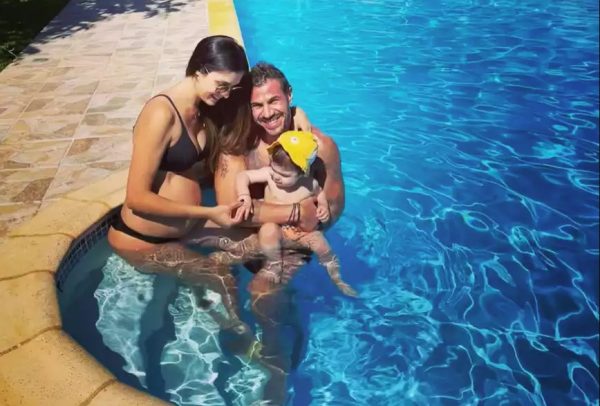 Άκης Πετρετζίκης: Οι φωτογραφίες στη πισίνα με την εγκυμονούσα σύζυγο του και τον γιο τους