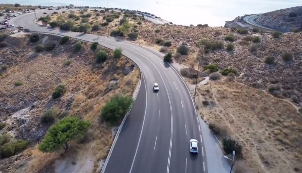 Λιμανάκια Βουλιαγμένης: Ο δρόμος αποκτά αντιολισθητικό ασφαλτοτάπητα