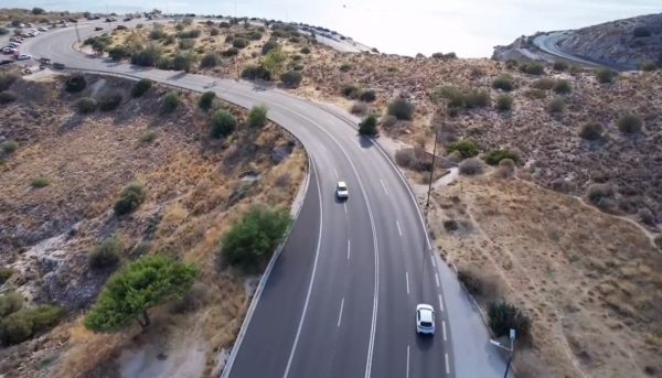 Λιμανάκια Βουλιαγμένης: Ο δρόμος αποκτά αντιολισθητικό ασφαλτοτάπητα