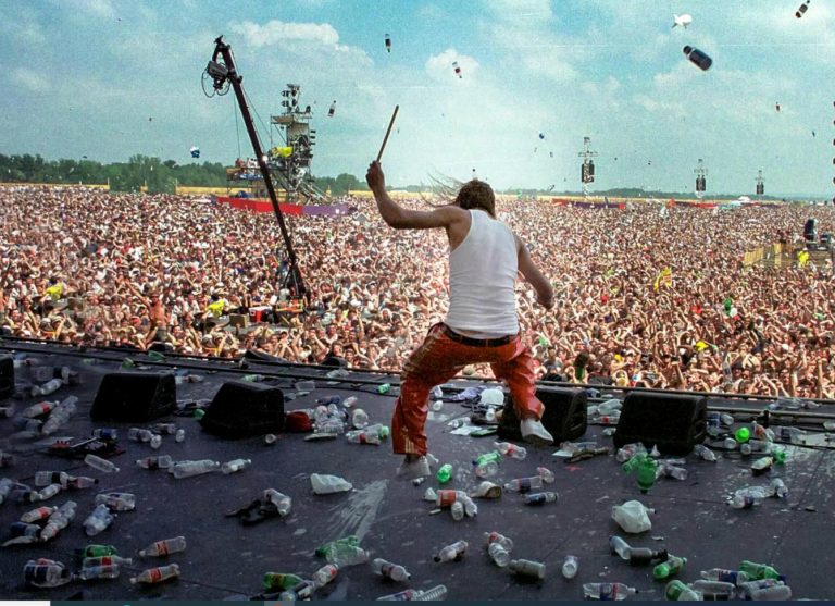 Γούντστοκ: Πώς η μεγαλύτερη ειρηνική συναυλία του 69′ κατέληξε στο φιάσκο του 99′