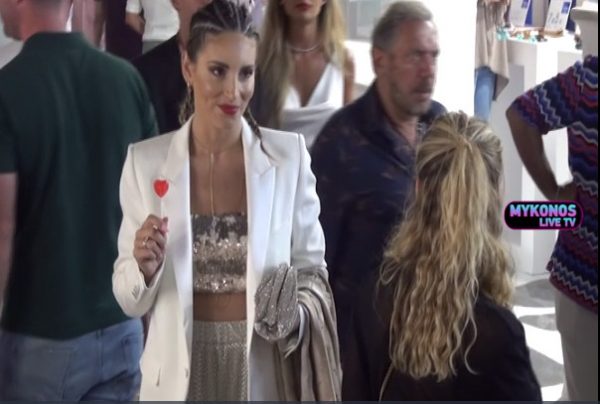 Αθηνά Οικονομάκου: Με κοτσιδάκια και γλειφιτζούρι στα στενά της Μυκόνου