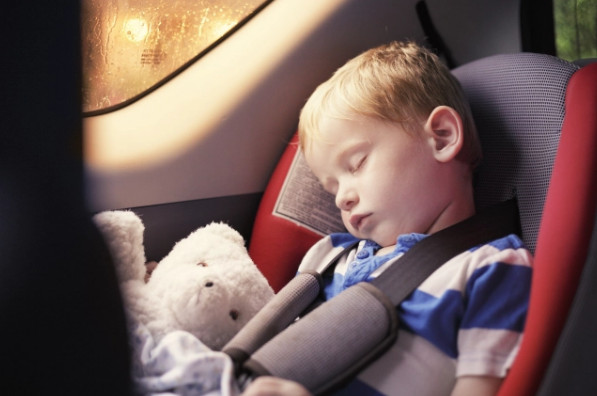 Σοκάρουν τα αποτελέσματα των ερευνών για τα παιδιά μέσα στο αυτοκίνητο εν μέσω καύσωνα