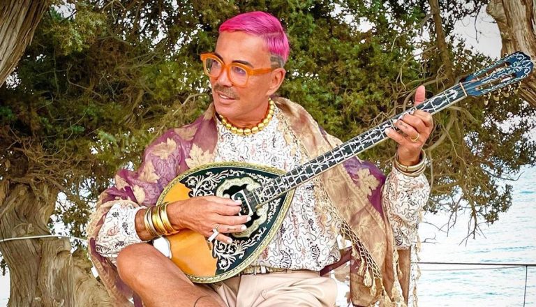 Λάκης Γαβαλάς: Έγινε 70 ετών και το γιόρτασε στην Πάρο