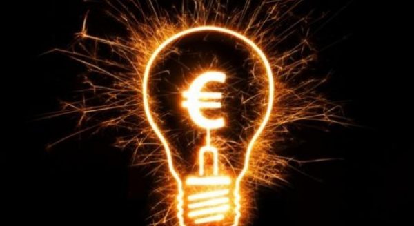 Ρεύμα: Χωρίς κλιματιστικά & φώτα οι επιχειρήσεις για να μειώσουν τους λογαριασμούς