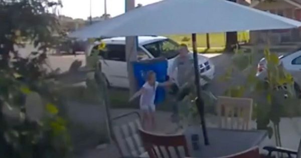 ΗΠΑ: Η στιγμή που άνδρας αρπάζει 6χρονη έξω από το σπίτι της- Του ξέφυγε και τον συνέλαβαν