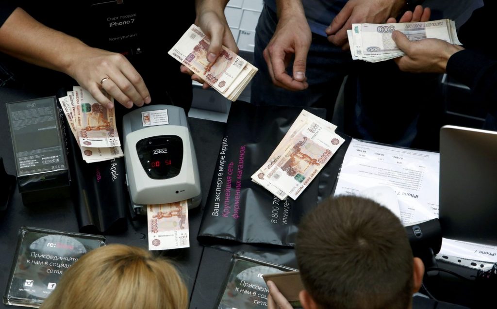 Ρωσία: Γκρίζα αγορά για δυτική μόδα και αυτοκίνητα πολυτελείας