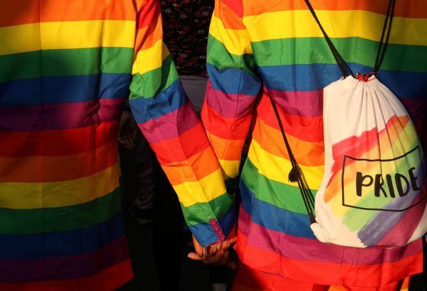 Διεμφυλικότητα: Είναι «κοινωνικά μεταδοτικό» να δηλώνει κανείς τρανς;