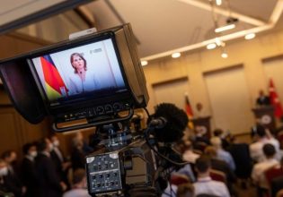 Politico: Σκληραίνει η στάση της Γερμανίας απέναντι στην Τουρκία – Τι έδειξαν οι δηλώσεις Μπέρμποκ – Τσαβούσογλου