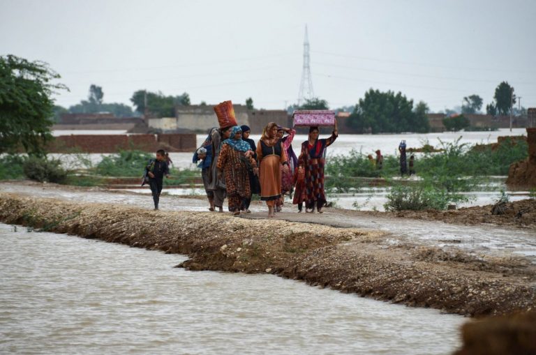 Πακιστάν: Η μισή χώρα έχει καλυφθεί από το νερό – Πάνω από 1.000 νεκροί και 33 εκατ. εκτοπισμένοι από τις πλημμύρες