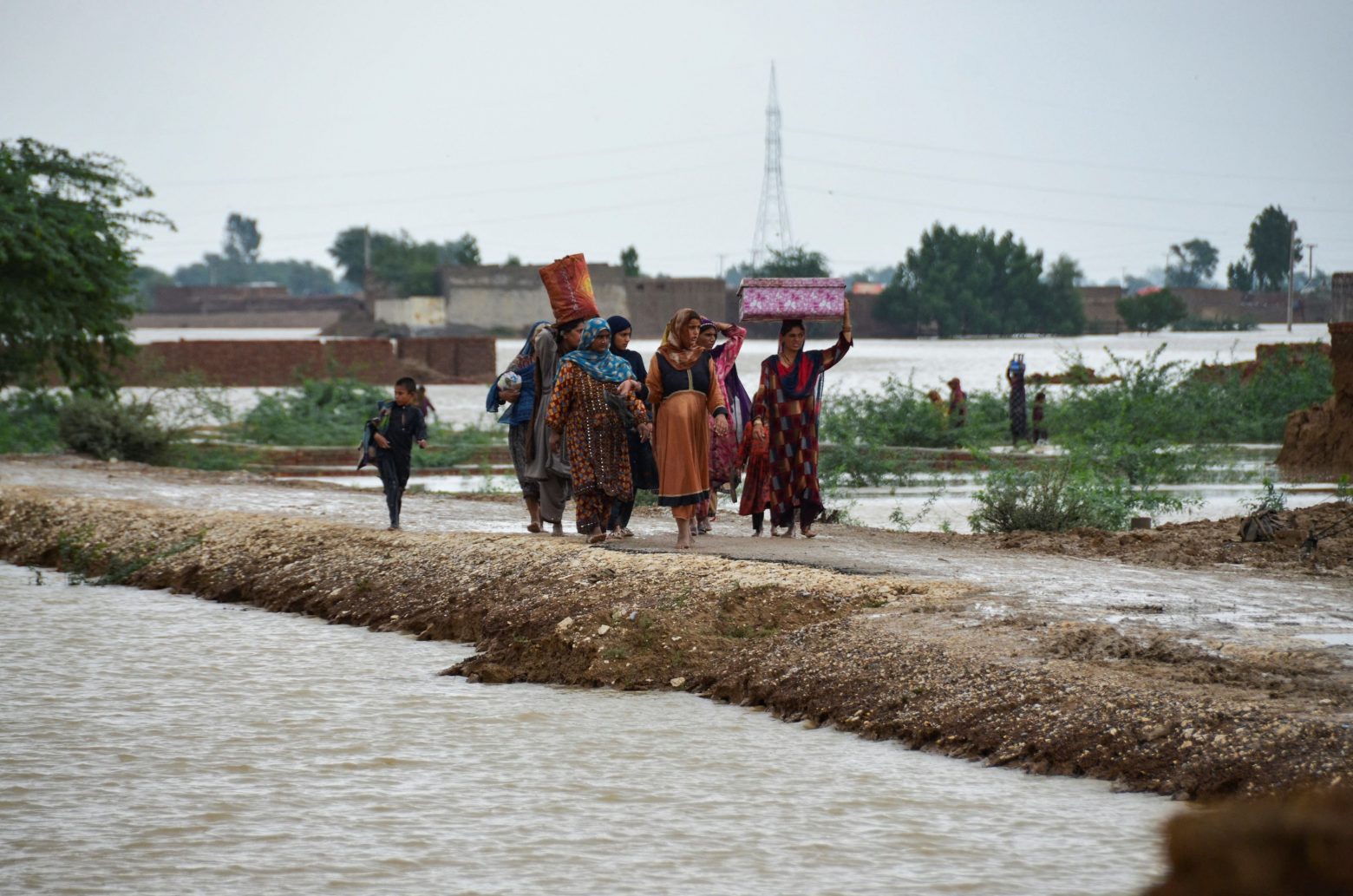 Πακιστάν: Η μισή χώρα έχει καλυφθεί από το νερό - Πάνω από 1.000 νεκροί και 33 εκατ. εκτοπισμένοι από τις πλημμύρες