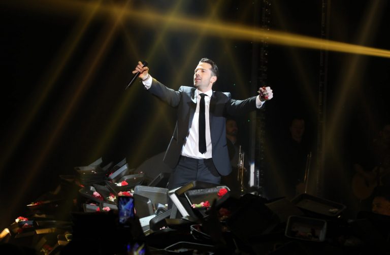 Κωνσταντίνος Αργυρός: Εντυπωσιακή συναυλία με πάνω από 25.000 θεατές