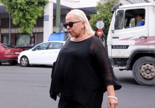 Ρόμπερτ Ουίλιαμς: Συντετριμμένη στην κηδεία του η Μπέσσυ Αργυράκη
