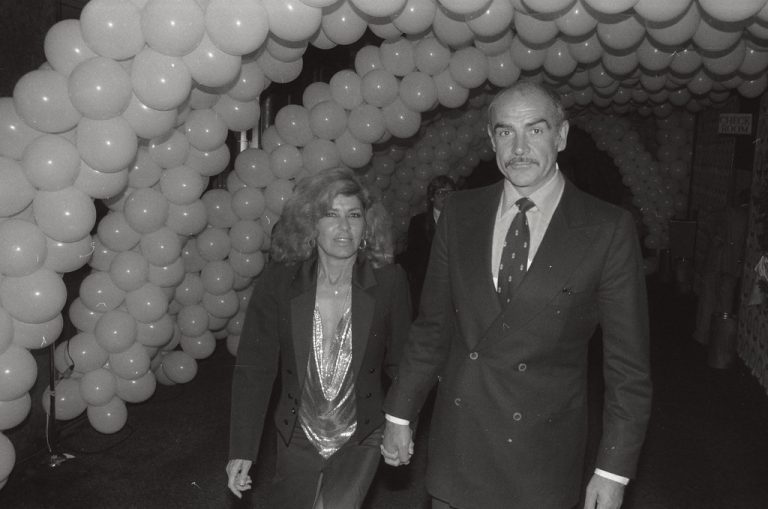 Η χήρα του Σον Κόνερι, 93 ετών, εντυπωσιάζει με μπικίνι: «Τι σώμα!»