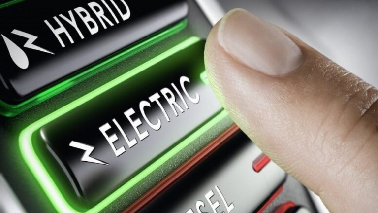 Ηλεκτροκίνηση: Τα ΙΧ μπαίνουν στην πρίζα – Πόσο συμφέρει η νέα επιδότηση