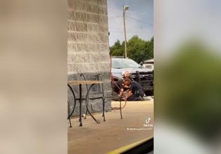 ΗΠΑ: Τρεις αστυνομικοί δέρνουν με αγριότητα ακινητοποιημένο άνδρα