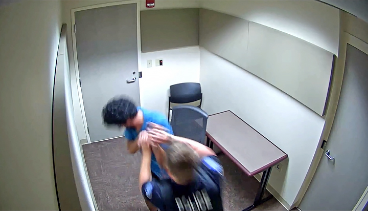 Απίστευτο βίντεο: Ύποπτος για απαγωγή επιχείρησε να τραυματίσει αστυνομικό μέσα στο τμήμα