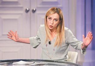 Ιταλία: Η Μελόνι ετοιμάζει βαλίτσες, η Κεντροαριστερά τσακώνεται