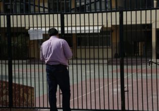 Κλείνουν εκατοντάδες σχολεία στη χώρα