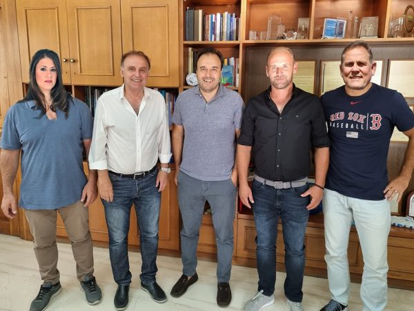 Επειδή έλειπαν οι αντιδήμαρχοι, ο Δήμαρχος τους «παραμόρφωσε»