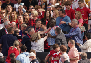 Απίστευτο: Οπαδοί της Γιουνάιτεντ πιάστηκαν από τον λαιμό την ώρα αγώνα!
