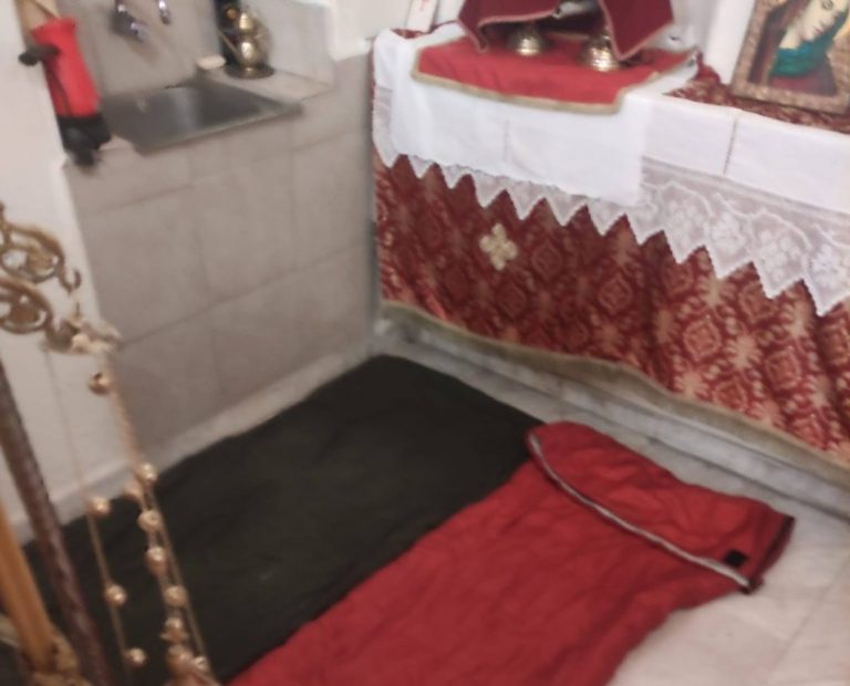 Σαμοθράκη: Τουρίστες… κατασκήνωσαν σε ναό – Δείτε φωτογραφίες