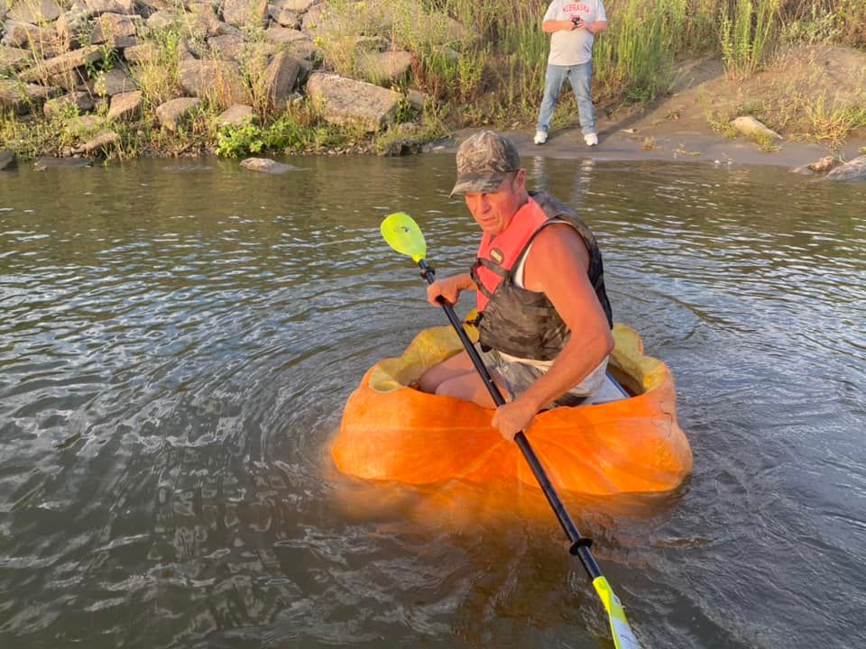 Ρεκόρ Γκίνες: Έκανε κουπί για 61 χλμ. σε ποτάμι, μέσα σε τεράστια κολοκύθα