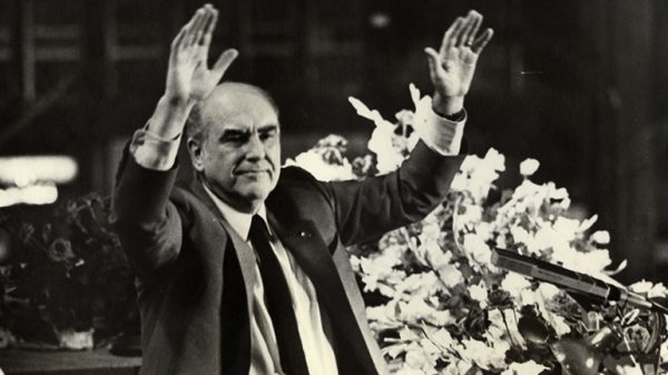 Οι χιαστί χατζάρες, το Makarov και το Καλάσνικοφ