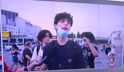 Ταλαιπωρημένος νεαρός… κράζει τα πλοία που φεύγουν νωρίς – «Δεν μπορούμε να ξυπνήσουμε»