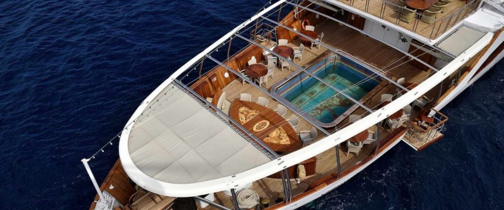 “Christina O”: Onassis’ legendary yacht passes through the Corinth Canal