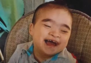 Οι γονείς αγοριού με σύνδρομο Down που πέθανε σε θερινό σχολείο καταλήγουν σε διακανονισμό 18 εκατομμυρίων δολαρίων