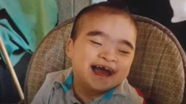 Οι γονείς αγοριού με σύνδρομο Down που πέθανε σε θερινό σχολείο καταλήγουν σε διακανονισμό 18 εκατομμυρίων δολαρίων