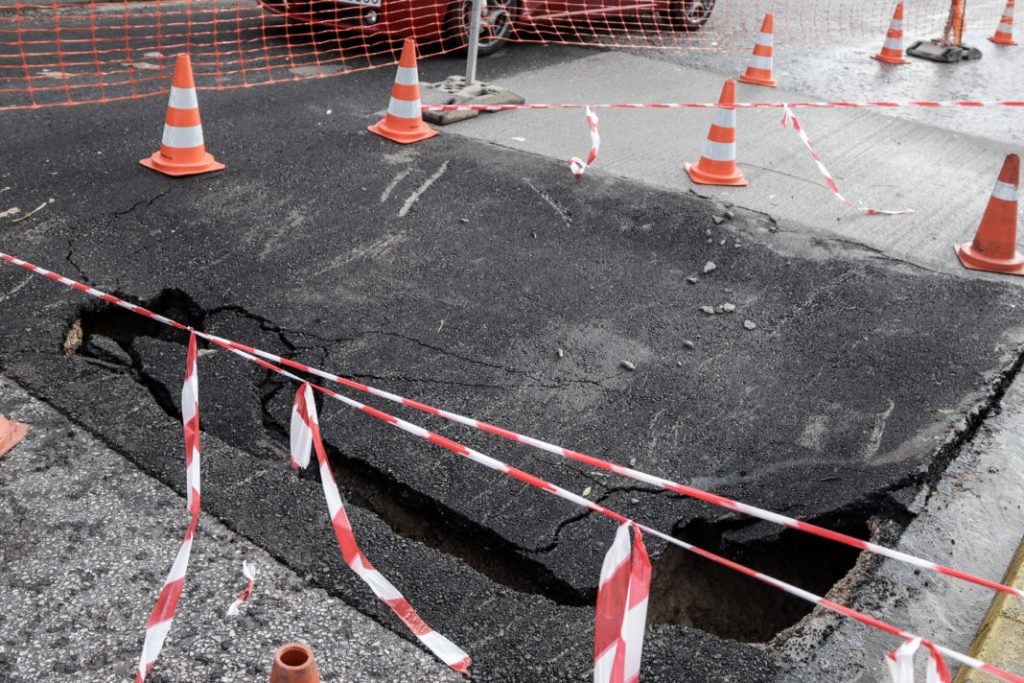 Κακοκαιρία: Καθίζηση οδοστρώματος σε Κερατσίνι και Γκάζι