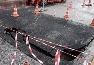 Κακοκαιρία: Καθίζηση οδοστρώματος σε Κερατσίνι και Γκάζι