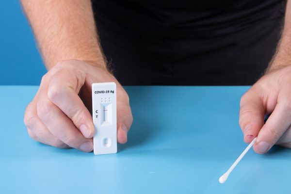 Κοροναϊός: Ποια είναι η σωστότερη στιγμή για διαγνωστικό τεστ αν πρόκειται να ταξιδέψετε ή να βγείτε