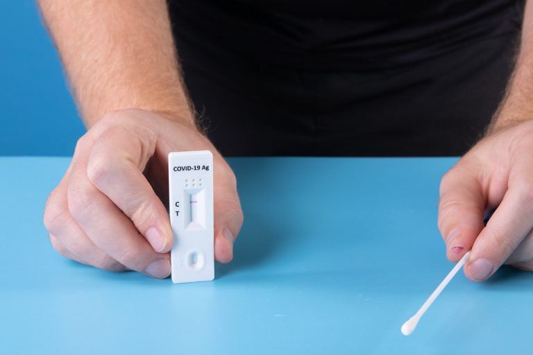 Κοροναϊός: Ποια είναι η σωστότερη στιγμή για διαγνωστικό τεστ αν πρόκειται να ταξιδέψετε ή να βγείτε
